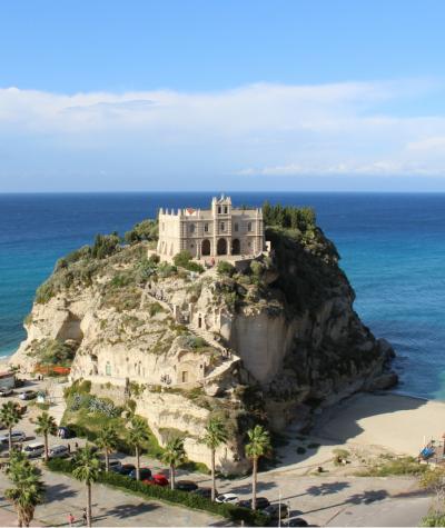 Santuario di Santa Maria dell'Isola su una scogliera a Tropea, Calabria.