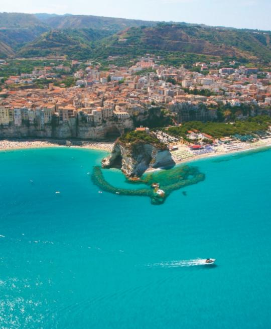 Vista aerea di Tropea, Calabria, con mare cristallino e spiagge pittoresche.